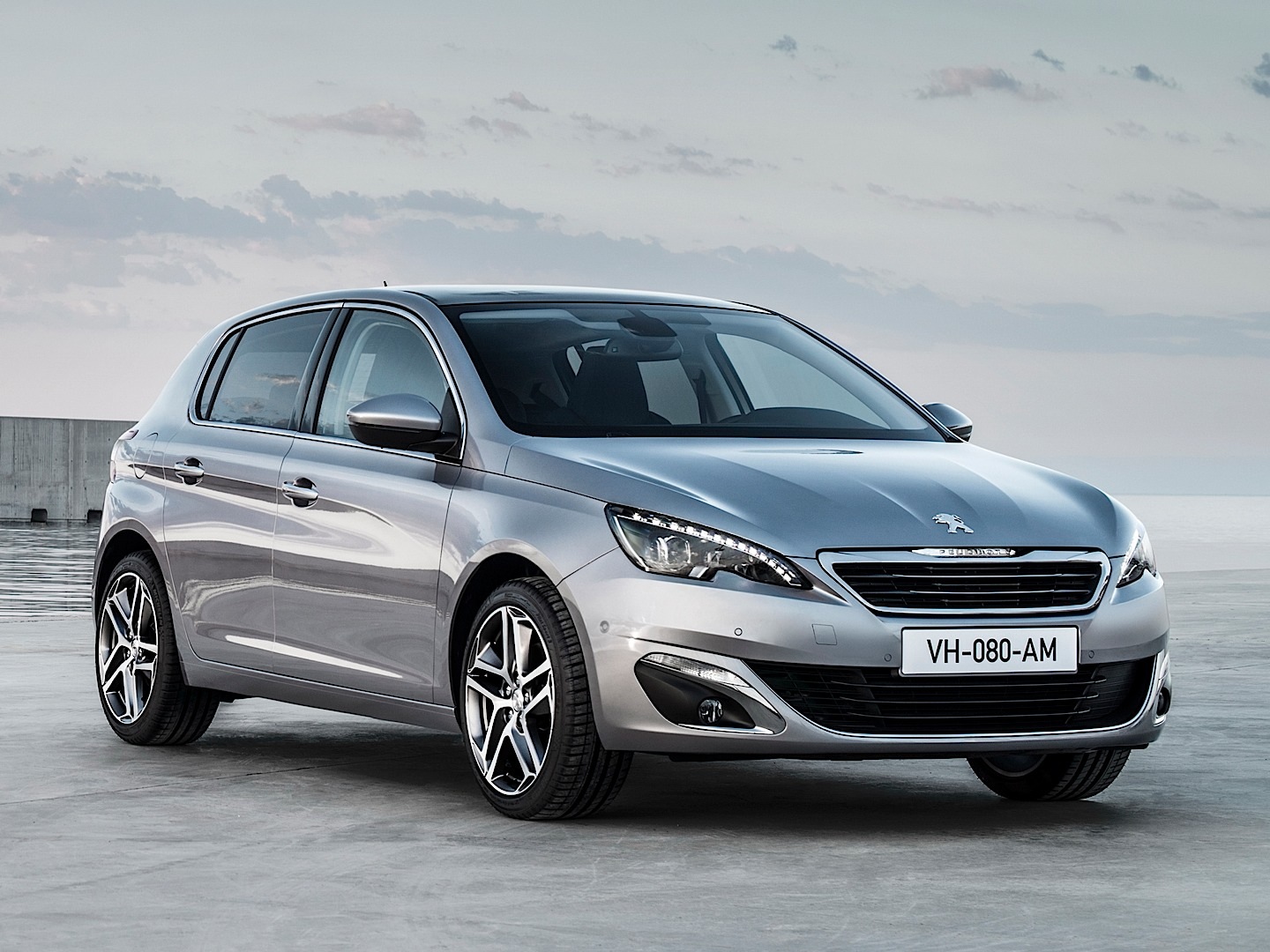 fresh-2014-peugeot-308-photos-leaked-shed-new-light-on-french-compact-photo-gallery-65722_1