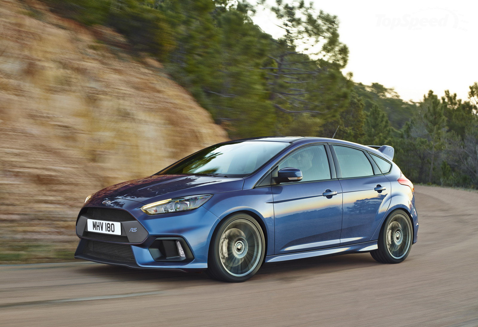 2016-ford-focus-rs-4_1600x0w
