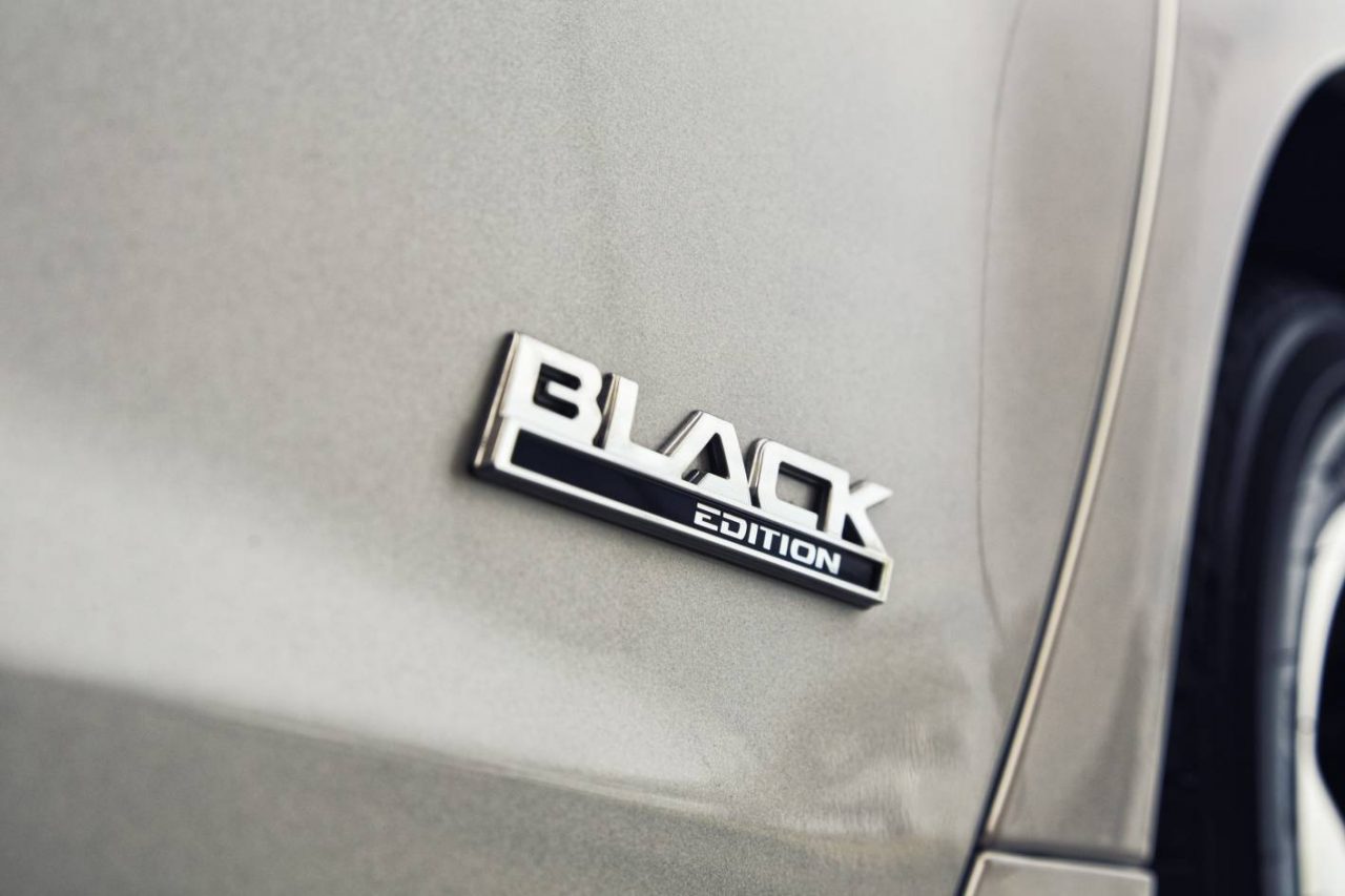 2016-Holden-Commodore-Black-Edition-badge-1280x853-autonovosti.me-2