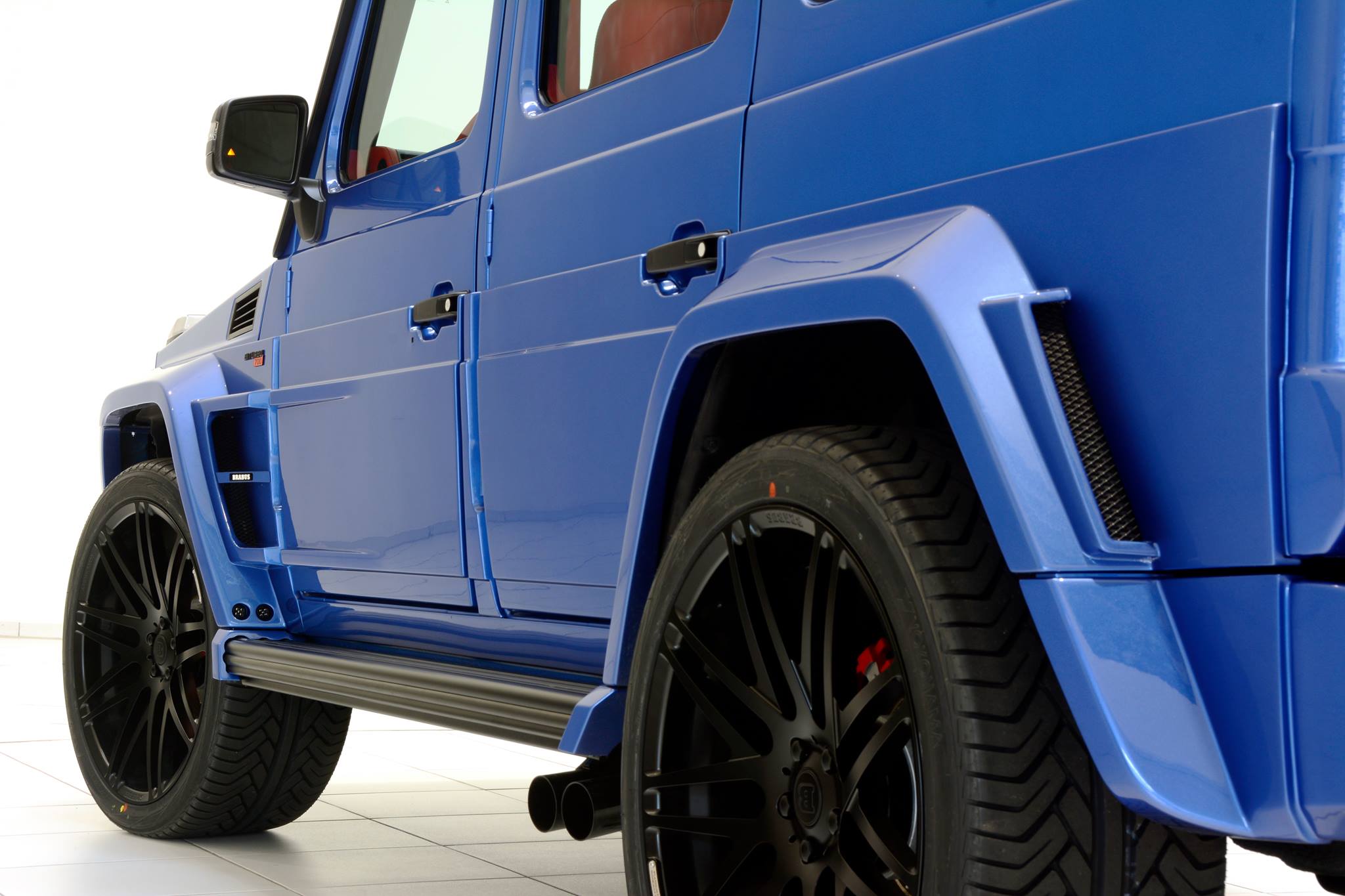 brabus-700-hp-g63-amg-combines-blue-paint-and-red-leather_2-autonovosti.me-2