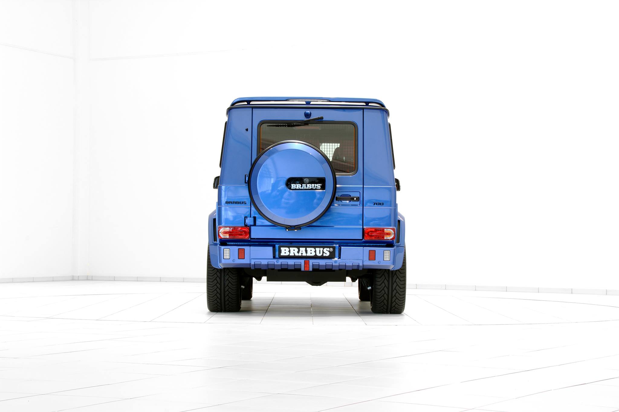 brabus-700-hp-g63-amg-combines-blue-paint-and-red-leather_20-autonovosti.me-13