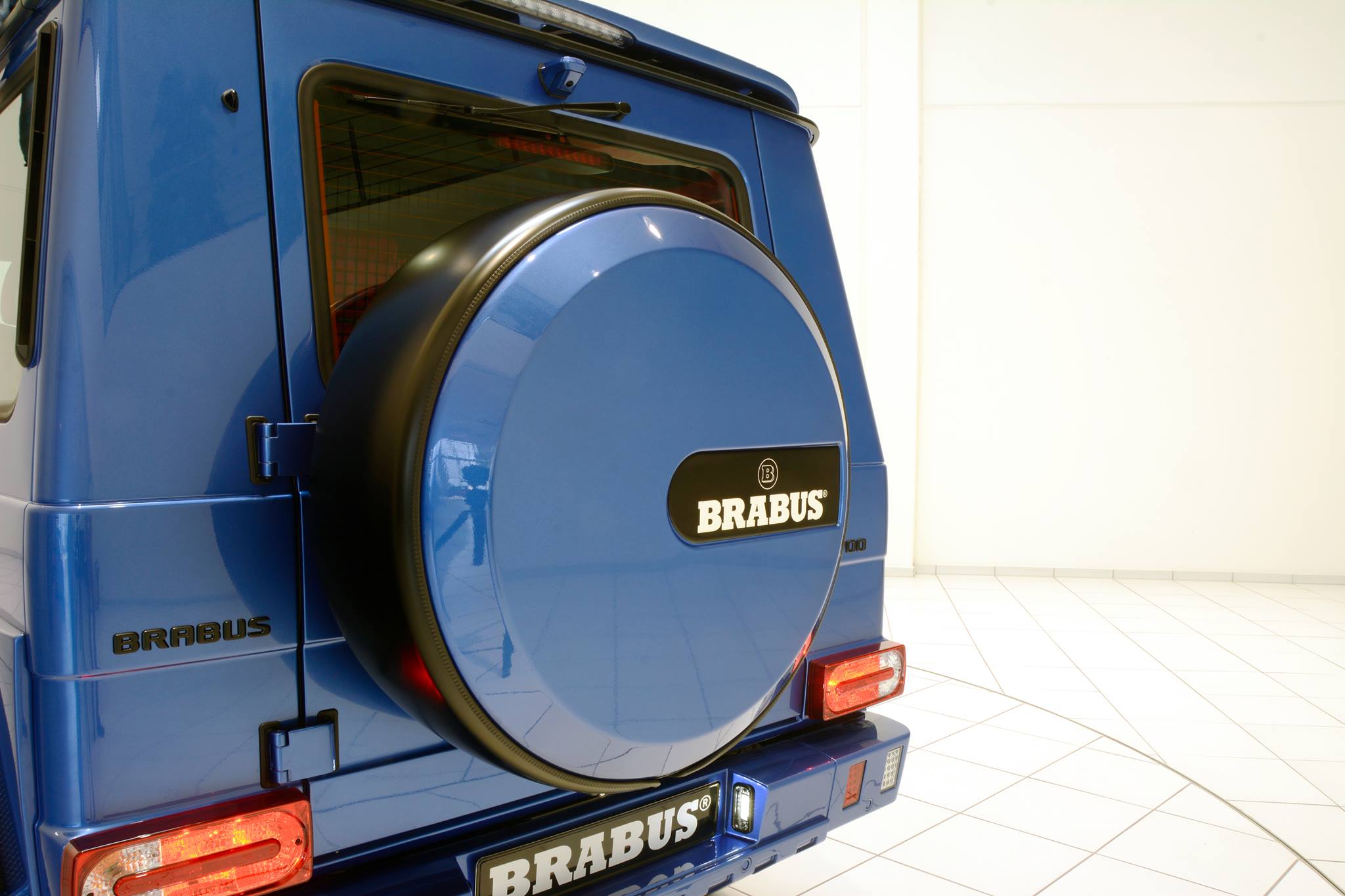 brabus-700-hp-g63-amg-combines-blue-paint-and-red-leather_4-autonovosti.me-3