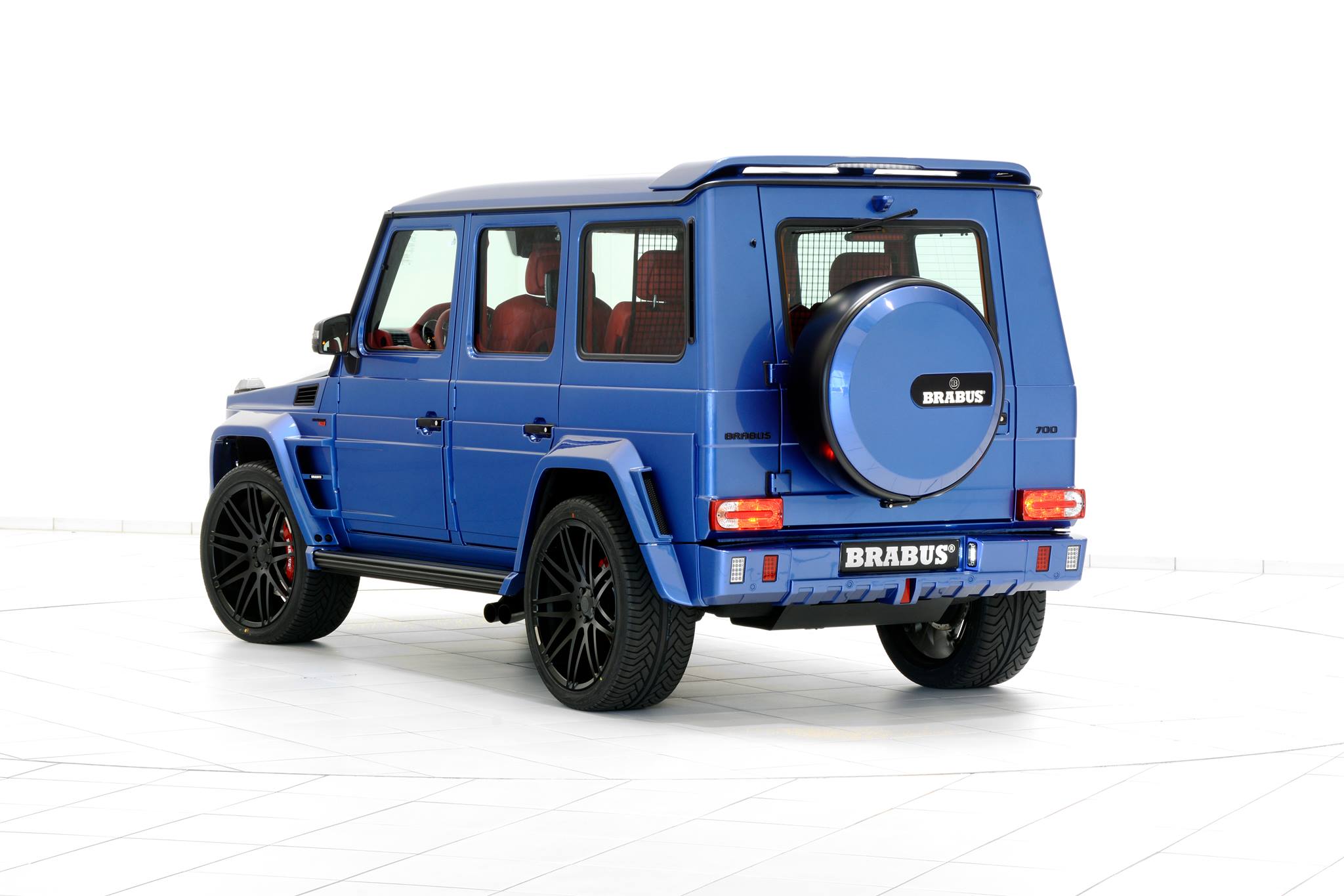 brabus-700-hp-g63-amg-combines-blue-paint-and-red-leather_8-autonovosti.me-6