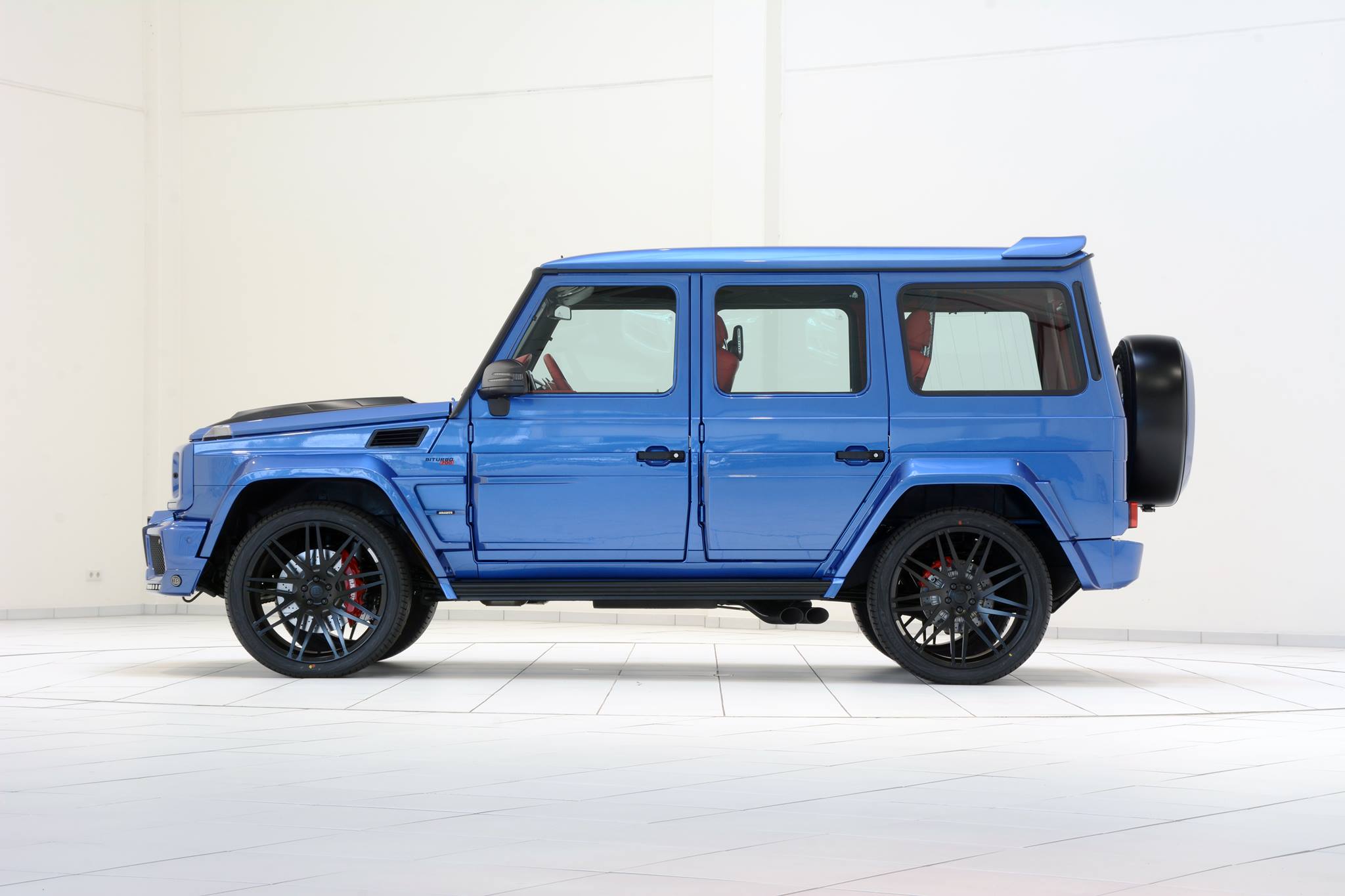 brabus-700-hp-g63-amg-combines-blue-paint-and-red-leather_9-autonovosti.me-7