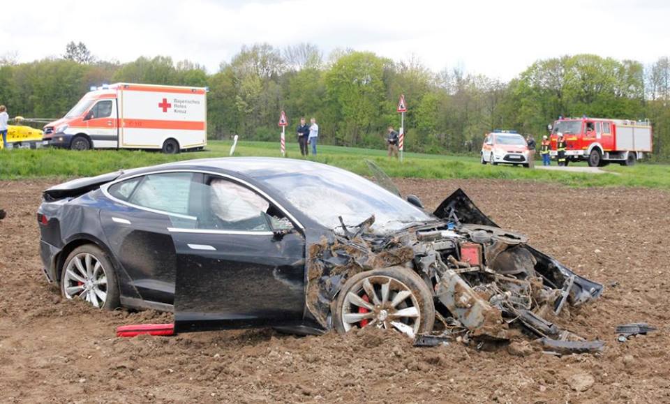 003_Tesla-Model-S-crash-autonovosti.me-3