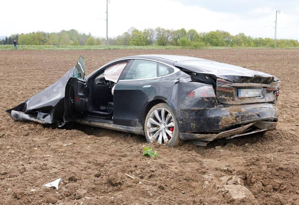 005_Tesla-Model-S-crash-autonovosti.me-5