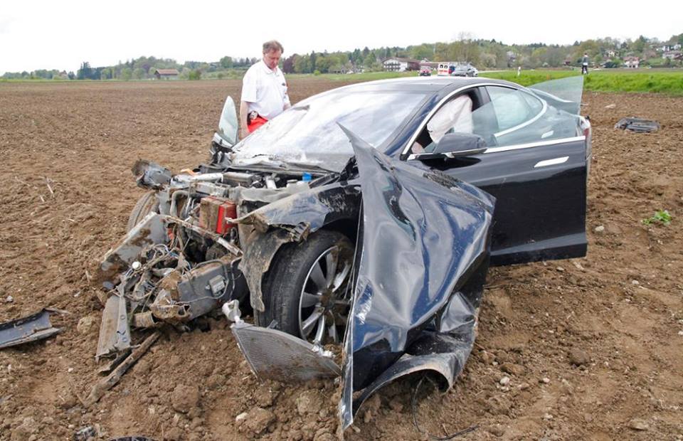 006_Tesla-Model-S-crash-autonovosti.me-6