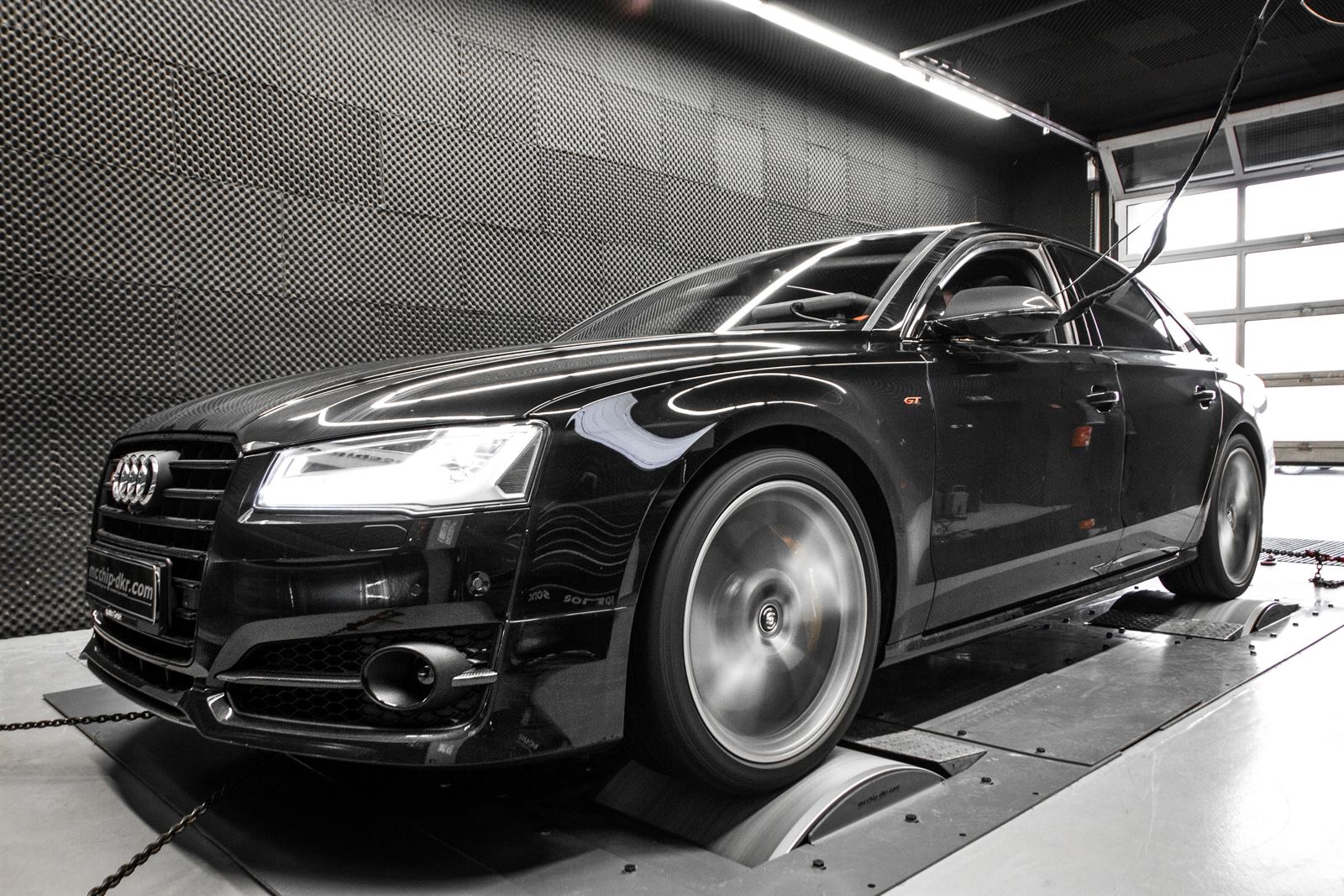 audi-s8-tuned-to-790-hp-by-mcchip-dkr-and-the-photos-are-cool_3-autonovosti.me-2