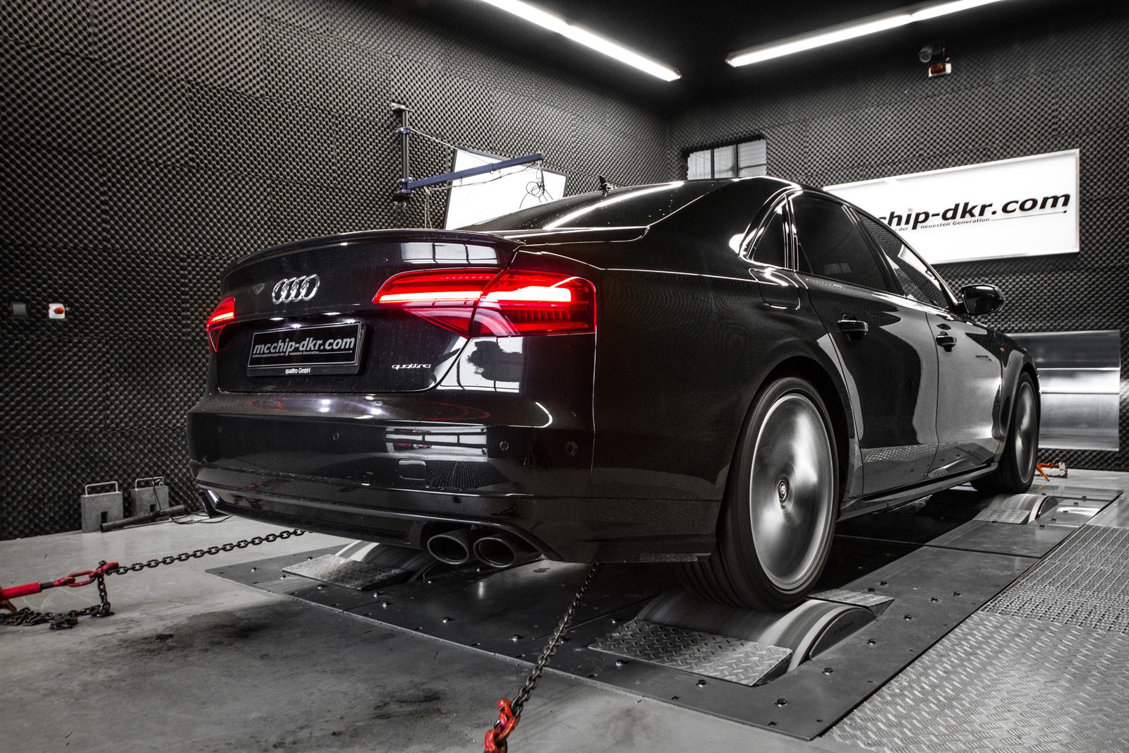 audi-s8-tuned-to-790-hp-by-mcchip-dkr-and-the-photos-are-cool_5-autonovosti.me-4