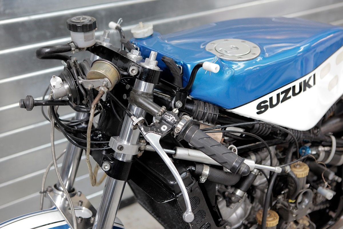 barry-sheene-s-1983-heron-suzuki-rg500-grand-prix-bike-spotted-on-ebay_5-autonovosti.me-4
