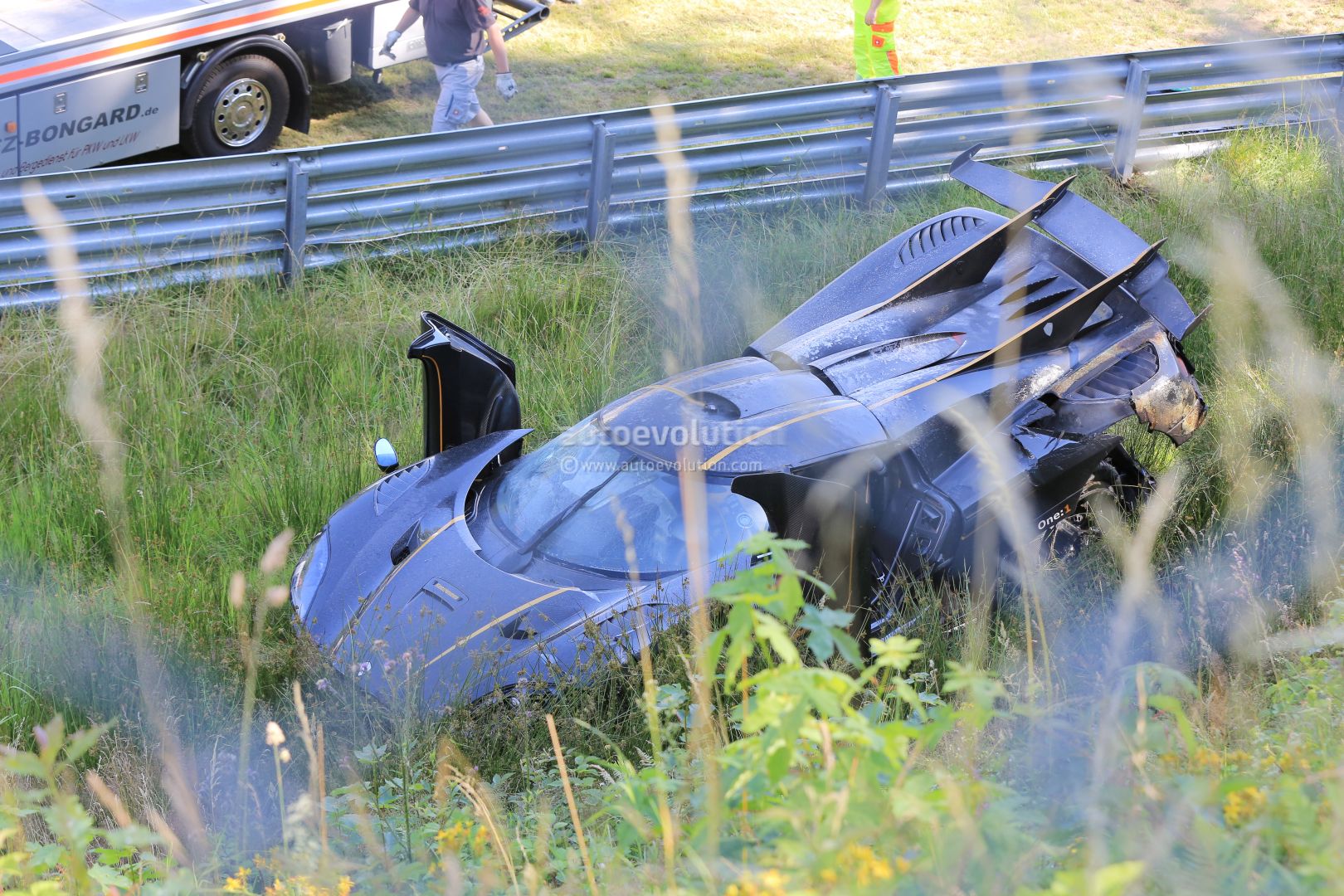 koenigsegg-one1-destroyed-in-brutal-nurburgring-crash-hypercar-caught-fire_11