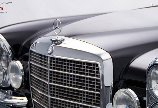 Mercedes W111 sa AMG V8 motorom