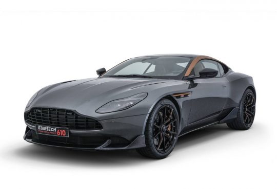 Sem već najavljene modifikovane verzije Range Rover Velara, tjuner Startech će sajam automobila u Ženevi iskoristiti i za promociju doteranog Aston Martina DB11 sa V8 motorom. Startech Aston Martin DB11 To pre svega znači da je 4,0 litarski V8 biturbo motor pojačan na 448 kW/610KS i 800 Nm obrtnog momenta. To je dovoljno da ubrzanje do 0 do 100 km/h traje 3,8 sekunde (za 0,1 sec bolje od fabričkog primerka), dok je najveća brzina povećana za 10 km/h, na 310 km/h. Startech Aston Martin DB11 Startech se takođe pobrinuo i za izgled, što ovde podrazumeva elemente od ugljeničnih vlakana, akcente u boji bakra (ivice krova i "škrge" na prednjim blatobranima), novi zadnji difuzor, Dark Chrome izduvne cevi, set 21-inčnih točkova (pet krakova je u boji bakra), kao i doterani enterijer (najkvalitetnija koža, revidirani volan sa zaravnjenim donjim delom, detalji od ugljeničnih vlakana).