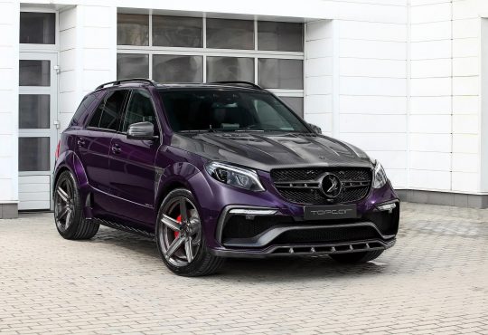 Ruski tjuner TopCar je do sada predstavio više paketa za Mercedes GLE i GLE Coupe, pa još jedan ne predstavlja neko iznenađenje. Ovde dakle imamo Mercedes-AMG GLE 63 S sa TopCar Inferno paketom, zaslužnim za još agresivniji izgled. TopCar Mercedes-AMG GLE 63 S Inferno Kit između ostalog sadrži proširenja blatobrana, izmenjene branike, prednji spojler, haubu od ugljeničnih vlakana, masku sa TopCar logom, set pragova, zadnji difuzor, spojler na prtljažniku... TopCar Mercedes-AMG GLE 63 S Inferno To naravno nije sve jer vlasnik može da dobije i set točkova od 22 inča, karbon-keramički kočioni sistem, sportski izduvni sistem i modifikovano oslanjanje. TopCar Mercedes-AMG GLE 63 S Inferno Za unutrašnjost su predviđeni najkvalitetnija koža (može i u ljubičastoj boji), ugljenična vlakna, Inferno patosnice i aluminijumske pedale.